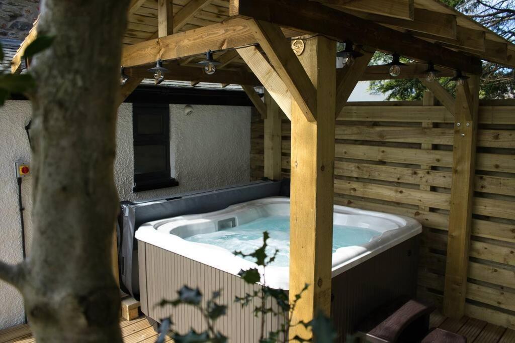 Luxurious Cottage With Hot Tub, Lake District Duddon Ngoại thất bức ảnh