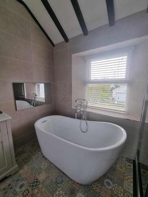 Luxurious Cottage With Hot Tub, Lake District Duddon Ngoại thất bức ảnh